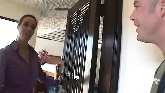 Aldatan fahişe kocası uzaktayken komşusunu sikiyor