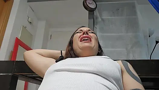 Dev kadın ayaklarımın kokusuna karşı çıkıp beni yutamazsın!