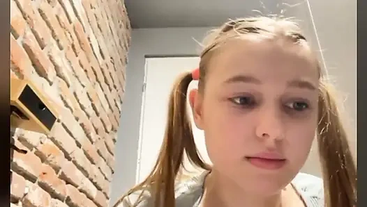 Parmaklama anal yakın çekim. Mastürbasyon. Kameraya otur