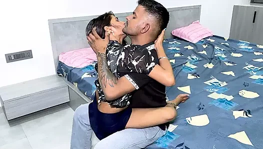 Madam kocası evde yaşadığı için hizmetçisini seks için otele götürdü