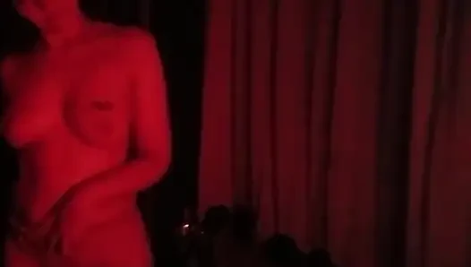 Seni düşünerek kendime dokunuyorum