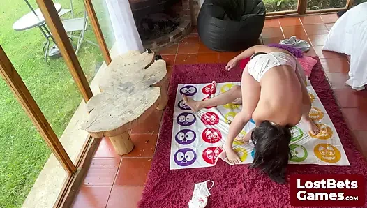 Amelia и Лукас изкручивают жару с стриптиз Twister