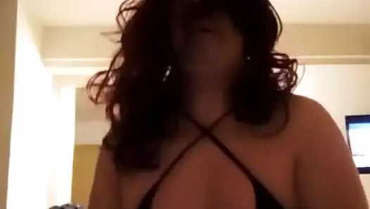 Montando a mi macho me hace gemir de lo lindo