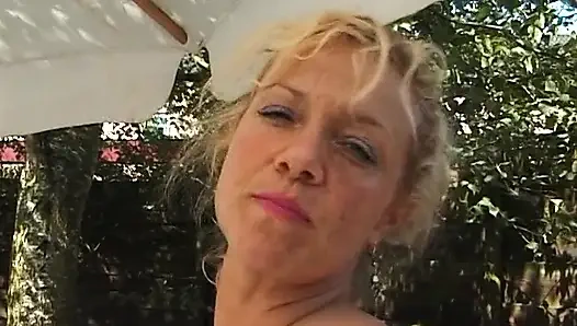 Sarışın olgun açık havada amını ovuyor