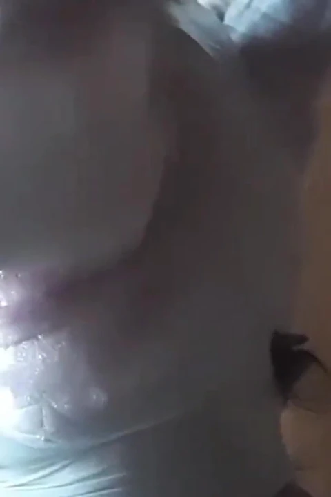 Naylon giymiş, gözleri bantlı, yüz yüzü ve ağzında menli kapüşonlu bir MILF'in ikinci görüntüsü