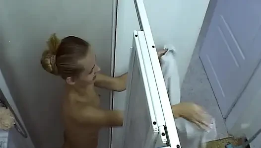 Ateşli duş oyunu için sarışın ve esmer striptiz