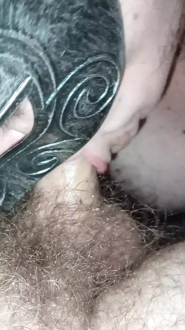 İri güzel kadın orta yaşlı seksi kadın yarak emmeden ve binmeden önce değnekle fışkırtıyor