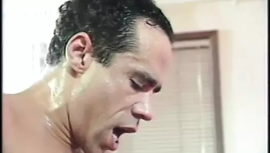 Güzel memeli siyah sürtük yatak odasında beyaz bir yarakla sert sikişiyor