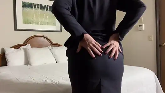 Fa Fiona otel odasında yastıkla biraz eğleniyor