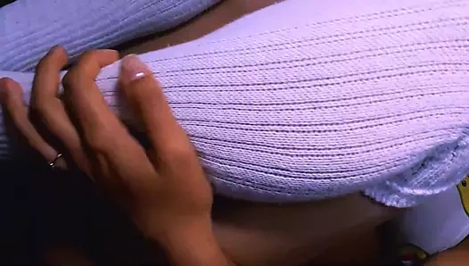 Kız öğrenci ve en iyi arkadaş bahçesinde tanıştı, doğanın suç ortağı olduğu yerde.