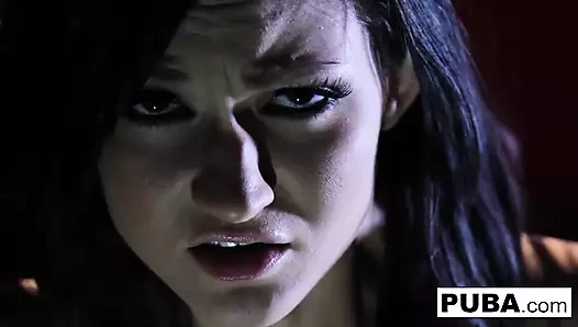 Kendall amını ıslatarak çok eğleniyor