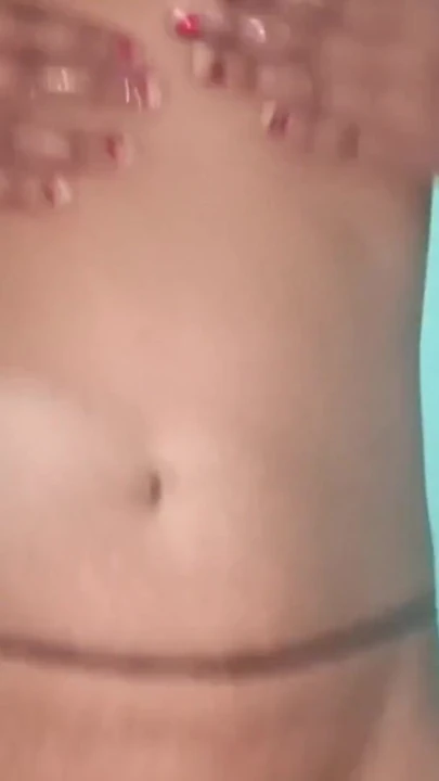 Odanın içinde, Sudha Yenge tüm kıyafetlerini çıkardı ve banyo yaptı. Sudha yenge desi seni banyo yapıyor... | Klip 2