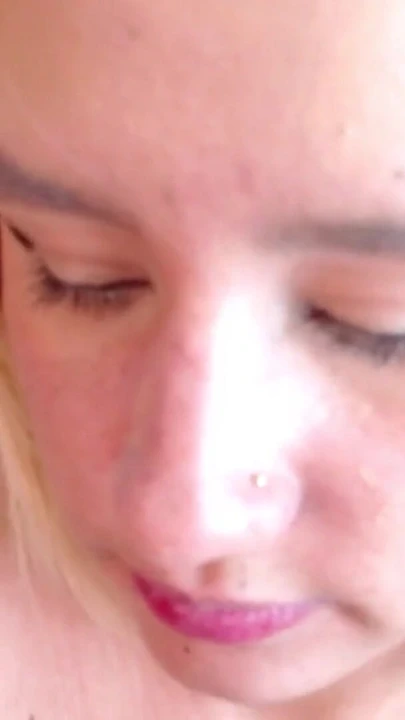 "Sarışın kadının ağzını ve amını sert sikiyor" dan önemli an