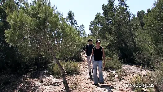 İki iri güzel kadın plajda gezintinin tadını çıkarıyor