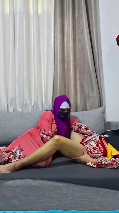 Tesettürlü kızlar kıllı ve kremsi amcık oynarken birbirlerini sikiyor. Müslüman evli kadın amcık yiyor | Klip 1