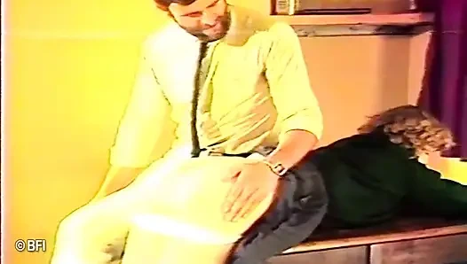 Zavallı genç ateşli kız sınıfta götüne şaplak atıyor