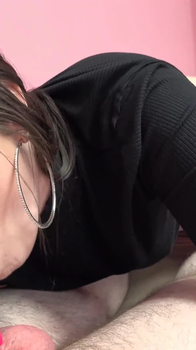 Tombul genç sürtük Lexxxi Nicole Scarlet Logan'a sakso çekiyor