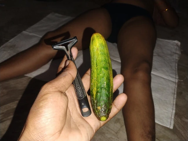 Salatalık adil baldızın yuvasına konur