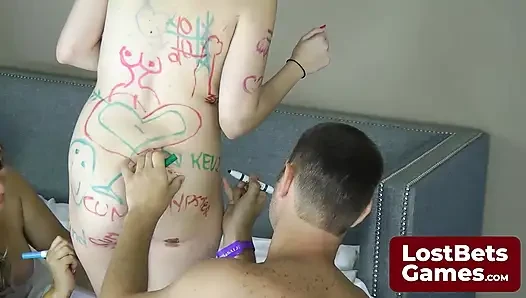 Toprak ve Ateş striptiz oyununda üç oyuncu