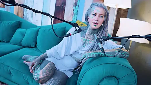 O hakkında konuşuyorum - Aş - asmr podcast sfw konuşuyor gotik sıska kız dreadlocks dövmeli model dövmeli kız