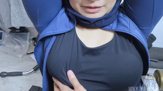 Asyalı tesettürlü kız fitness araçlarına sıkıştı ve eğitmeni tarafından yüzüne boşaltıldı - minokiiko
