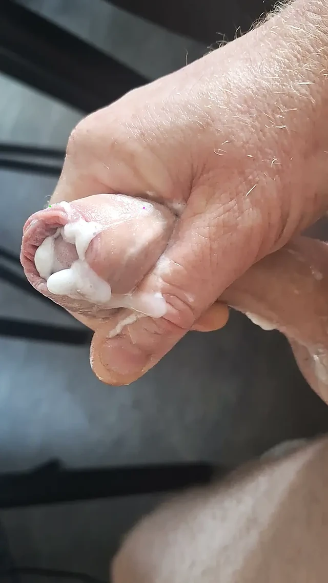 Erkek yoğun cumshot ile sıvazlıyor