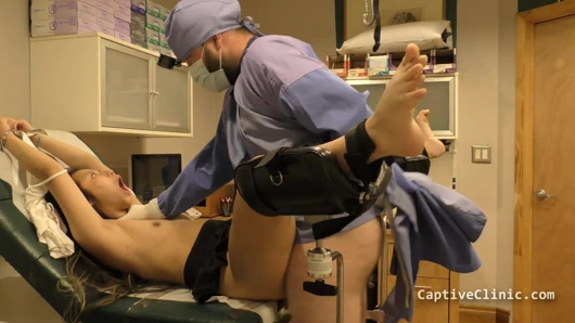 Raya nguyen gece yabancılar tarafından dinlenirken alınır - doktor tampa'nın captiveclini'deki garip cinsel zevkleri