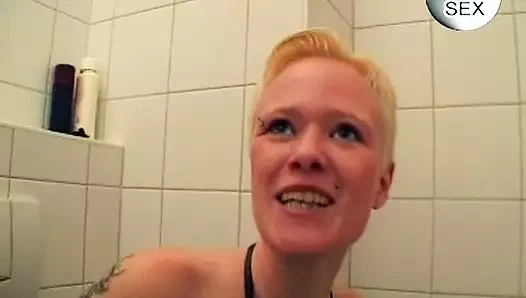 Kısa saçlı Alman sarışın sikiliyor ve dölle dolduruluyor