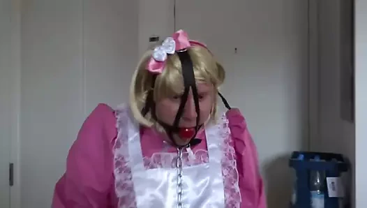 Kadın kılıklı hizmetçi hizmet etmeye hazır