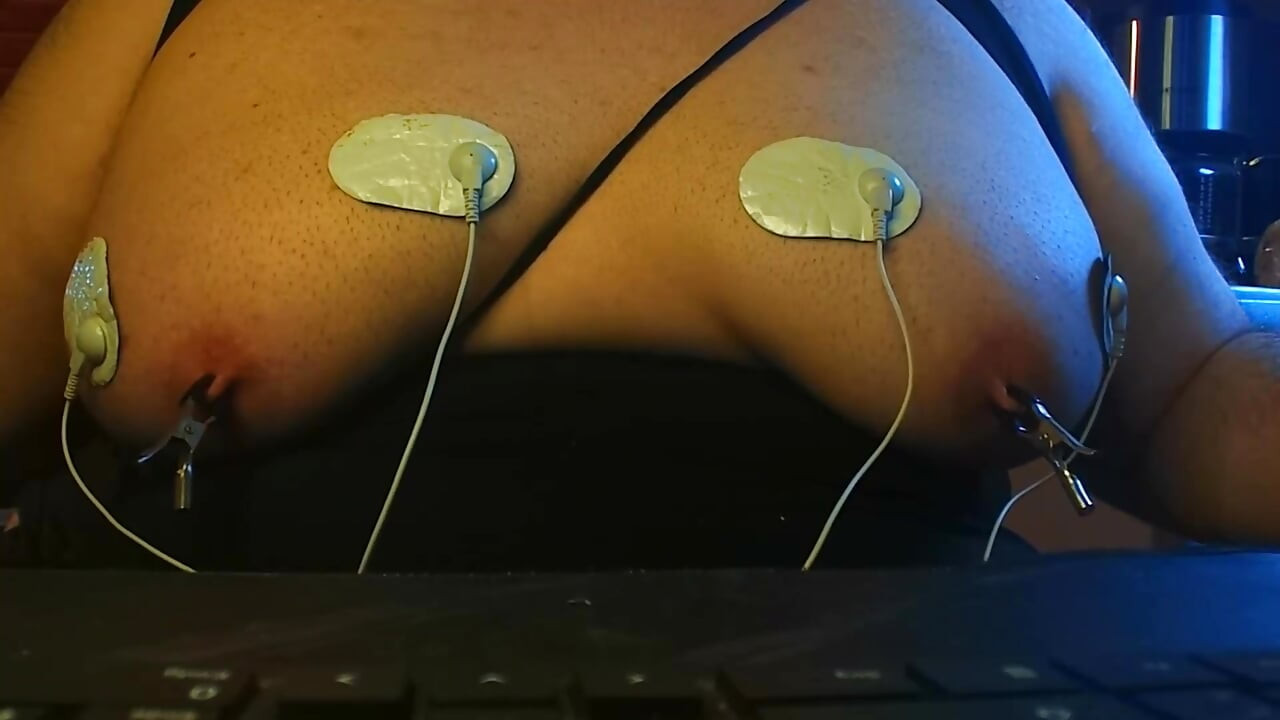 BÜYÜK ŞIŞMAN FEMBOY GÖĞÜSLERI ELEKTRO IŞKENCEYLE SALLANıYOR