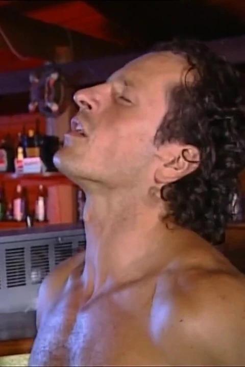 İri göğüslü sarışın orta yaşlı seksi kadın iki büyük yarakla sikiliyor ve ağzına boşalıyor