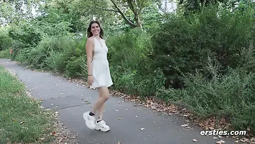 Ersties - Kitty E şehvetten bahsediyor ve sonra parmaklarıyla gösteriyor