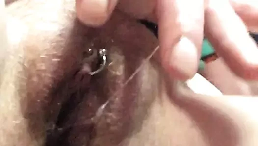 Mistress wriggler, onu kedi ile oynarken gösteren bu süper seksi pov videosunda onu fışkırtmanın ne kadar kolay olduğunu gösteriyor