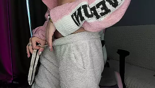 Kabarık pijama soğuktan yeterli değil. Küçük tatlı kız Vibro oyuncağıyla ısınmanın iyi bir yolunu biliyor