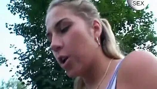 İri göğüslü Alman kız ateşli bir mastürbasyondan sonra amını tıraş ediyor