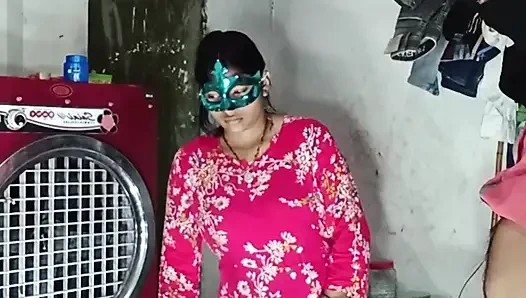 Göt amcık sikiyor yarak emiyor göğüslerini emiyor memeden süt emiyor ve domaltarak yarağa oturuyor ve doğrudan Hintçe seste yatıyor