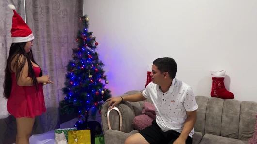 Noel Ağacını Diktikten Sonra Üvey Kız Kardeşim Testislerimi Tutup Ağzına Koydu, Birlikte Olduk.