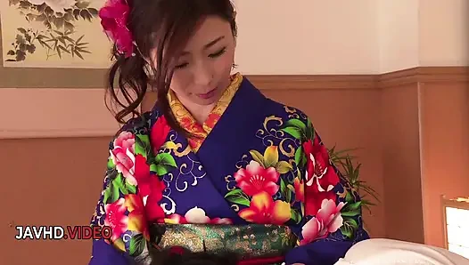 Verleidelijke Japanse vrouw in kimono geeft hete pijpbeurt op cam