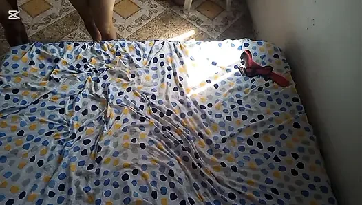 Красивая подруга делает минет в черном нижнем белье