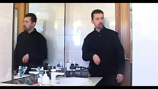 Büyük yarak Steve kıllı amcıklı banyoda üçlü sekse bayılıyor