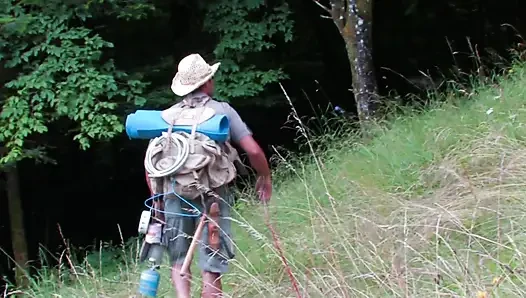 Hunter ormandaki bir kızı kurtarıyor ve ödül olarak onu sikiyor