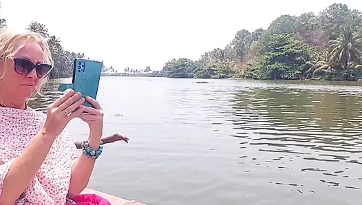 Amatör sarışın olgun evli kadın yürüdükten sonra seks yapıyor