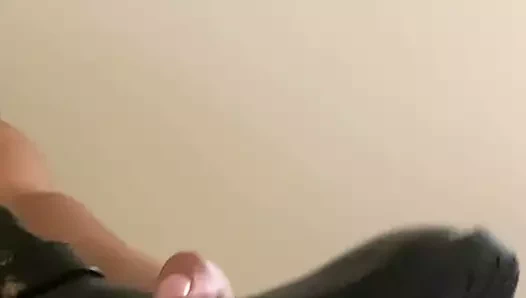 Calista ayakları gösterir