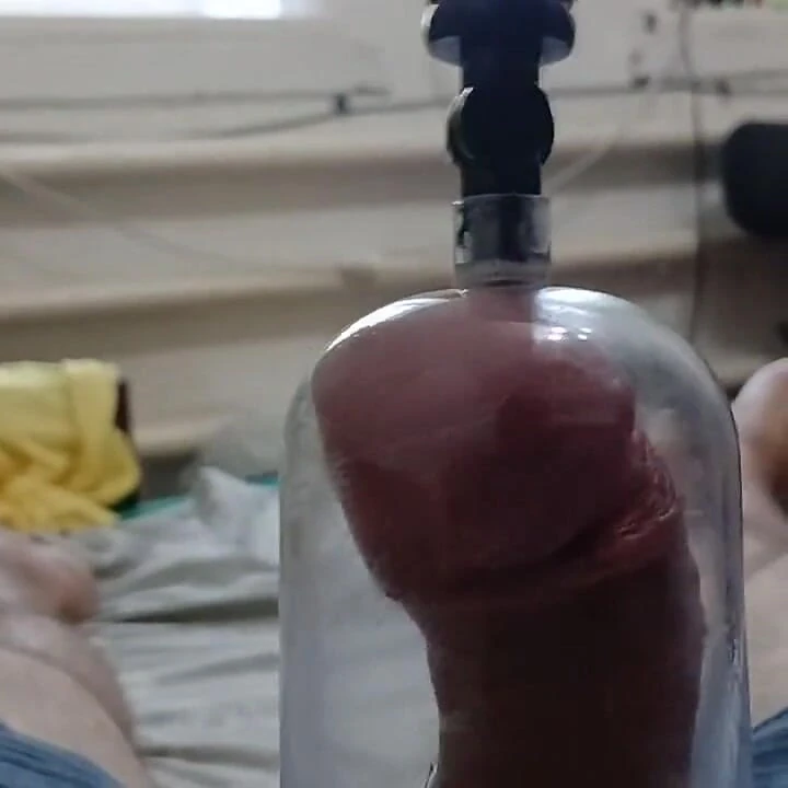 Penis gösterişli bir şekilde oynamak istiyor