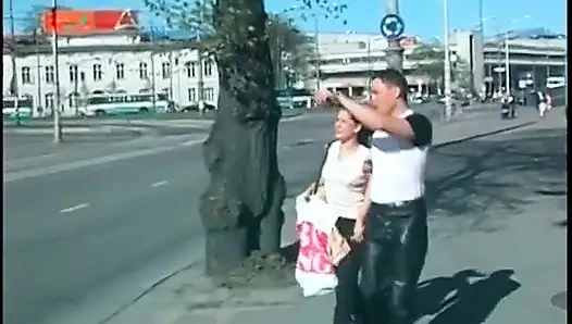 Edepsiz esmer genç kız gerçek orgazm için oğlanın yarağına atlıyor