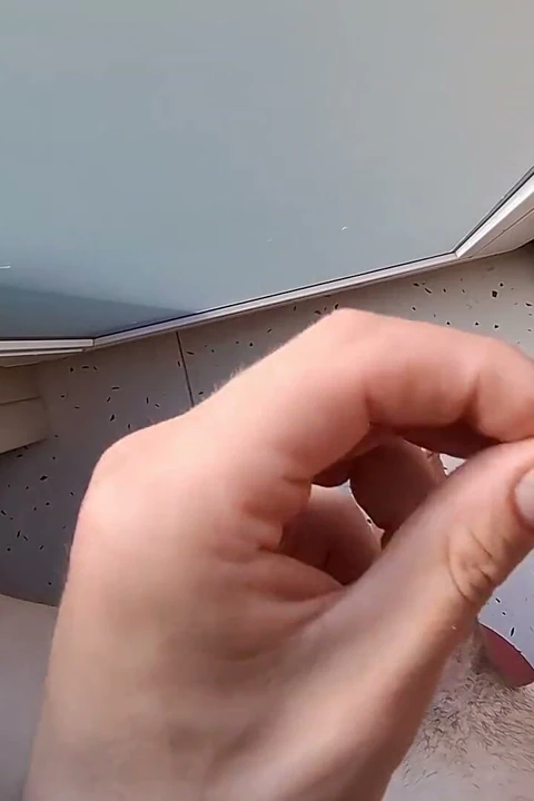 Abone için prezervatifle mastürbasyon yapıyor