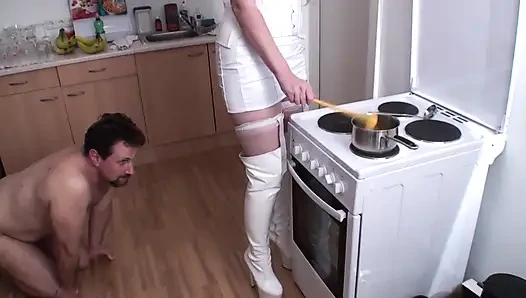 Piss Broth'un servisini pişiriyor