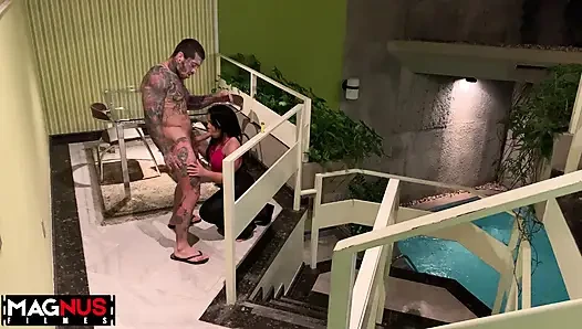 Büyük götlü kısa kız dövmeli bir adamla seks yapıyor.