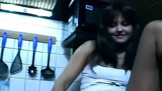 Mutfak anal dildo kendini emen ıslak memelerle esnetiyor