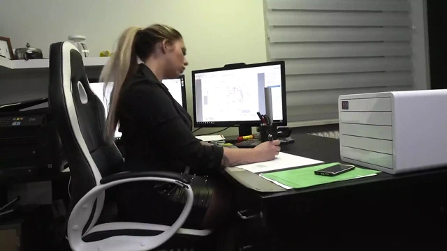 Büyük memeli tombul bebek ofiste büyük yarak emme ve sikişme sorununu çözüyor